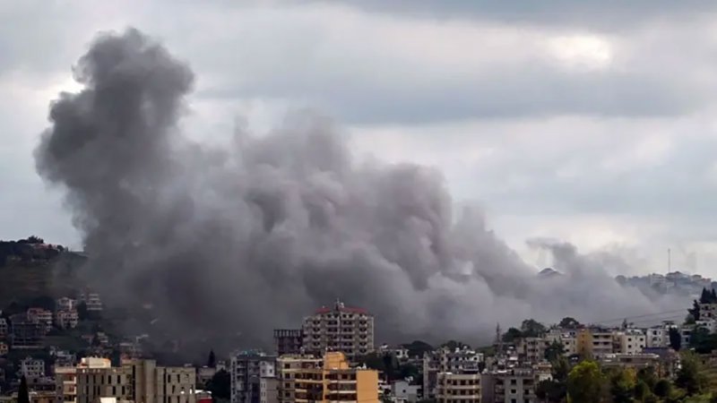 غارة إسرائيلية جديدة جنوب لبنان .. والنازحون يدفنون القتلى في قبور مؤقتة