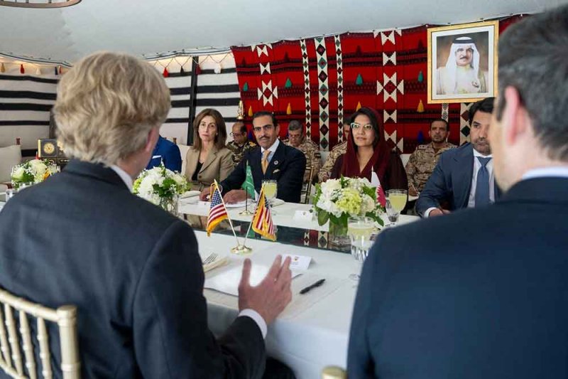 سفير البحرين بواشنطن يستضيف اجتماعًا خليجيًا أردنيًا مع وكيل وزارة الحرب الأمريكية