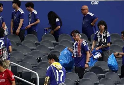 بالصور.. لاعب ينظف المدرجات مع اليابانيين بعد التعادل مع هولندا