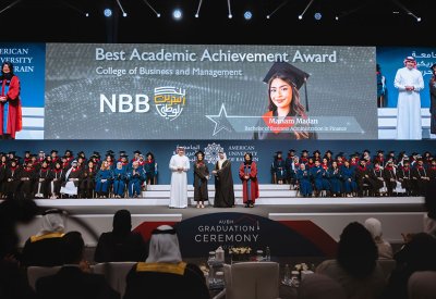 بنك البحرين الوطني يرعى جائزة التميّز الأكاديمي خلال حفل تخرج دفعة 2026 من الجامعة الأمريكية بالبحرين