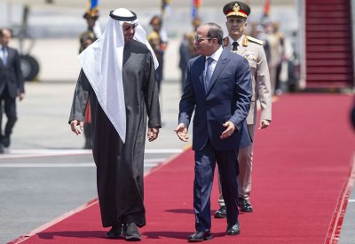 رئيس دولة الإمارات يبحث مع الرئيس المصري علاقات البلدين والتطورات الإقليمية