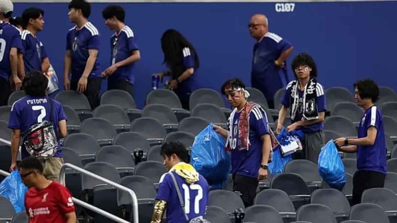 بالصور.. لاعب ينظف المدرجات مع اليابانيين بعد التعادل مع هولندا