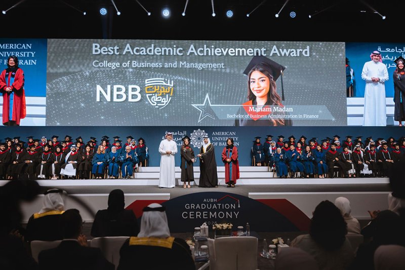 بنك البحرين الوطني يرعى جائزة التميّز الأكاديمي خلال حفل تخرج دفعة 2026 من الجامعة الأمريكية بالبحرين