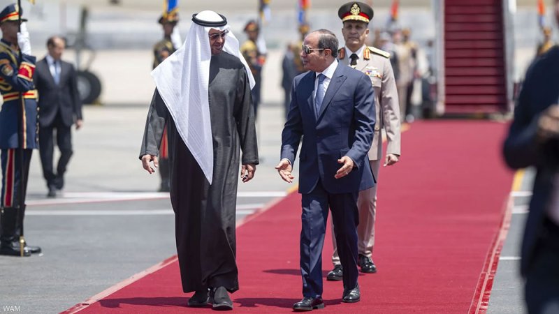 رئيس دولة الإمارات يبحث مع الرئيس المصري علاقات البلدين والتطورات الإقليمية