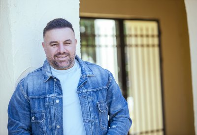 الفنان عوض طنوس يطلق أغنيته الجديدة “جرحي”