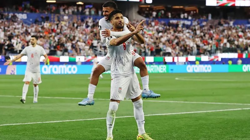 بـ"السلاح".. احتفالية استفزازية للاعب إيران تفجر أزمة في أميركا