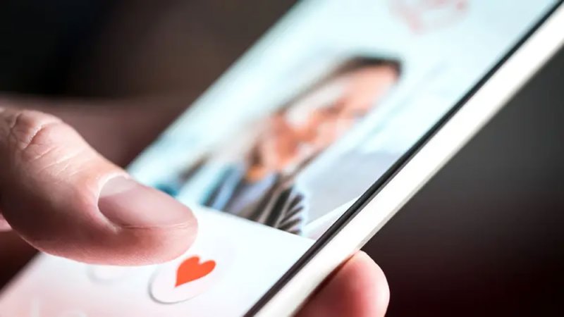 دراسة: الذكاء الاصطناعي يساعدك على المواعدة لكنه يُخرب حياتك العاطفية