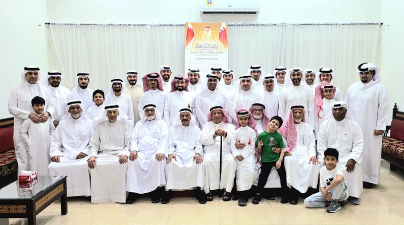 عائلة أحمد عبدالله العباسي توقع على وثيقة الولاء والتأييد لجلالة الملك المعظم