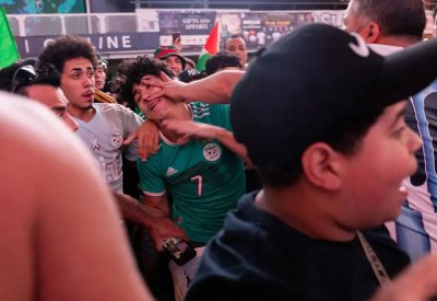 فيديو.. اشتباكات عنيفة و"بلطجة" بين جماهير الأرجنتين والجزائر