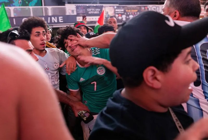 فيديو.. اشتباكات عنيفة و"بلطجة" بين جماهير الأرجنتين والجزائر
