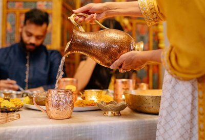الحقيقة العلمية وراء شرب الماء في الأوعية النحاسية