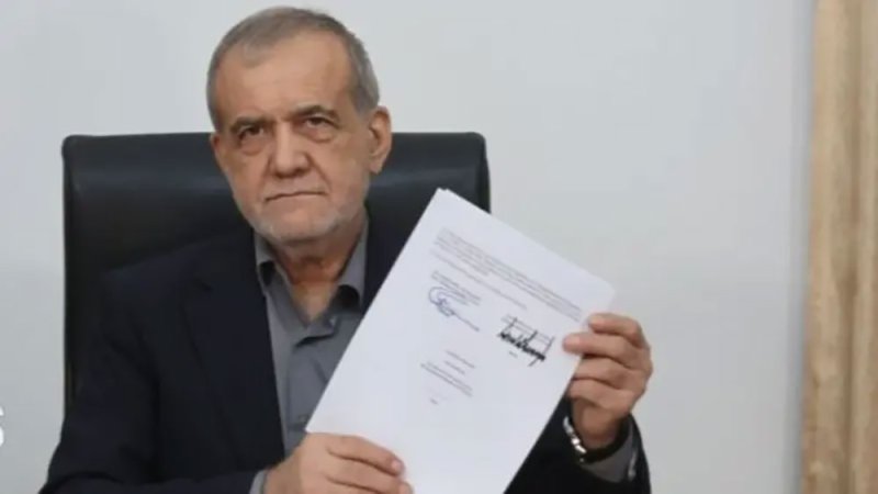 صورة لبزشكيان مع ورقة بتوقيع ترامب.. أشعلت عاصفة تعليقات
