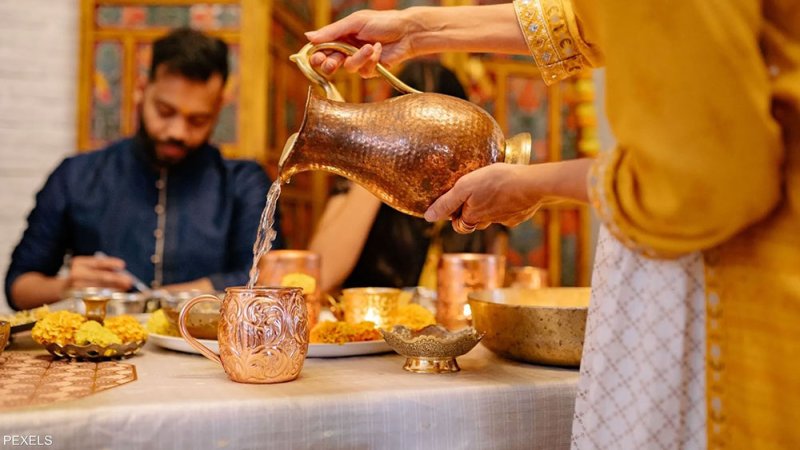 الحقيقة العلمية وراء شرب الماء في الأوعية النحاسية