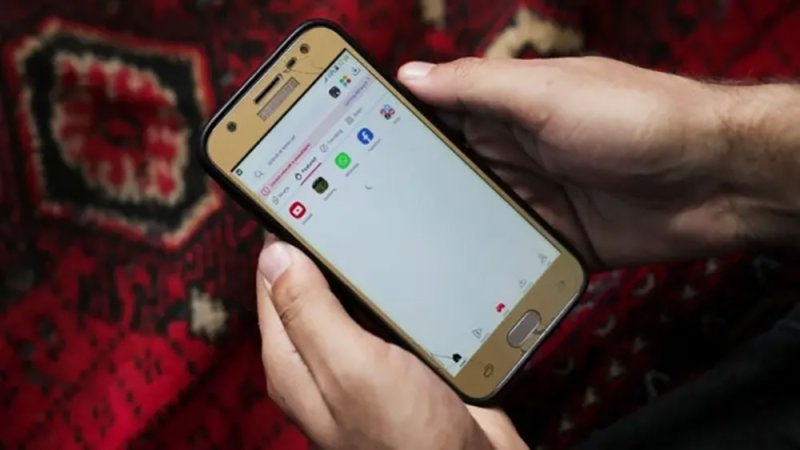 طالبان تحظر الهواتف الذكية على المسؤولين في أفغانستان