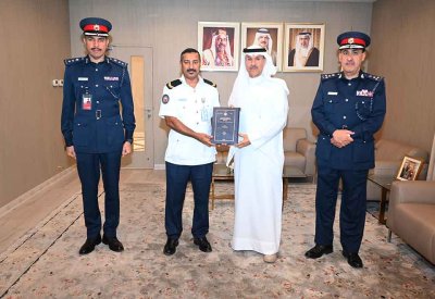 وكيل وزارة الداخلية لشئون الجنسية والجوازات والإقامة يتسلم نسخة من رسالة الماجستير لأحد منتسبي الجنسية والجوازات
