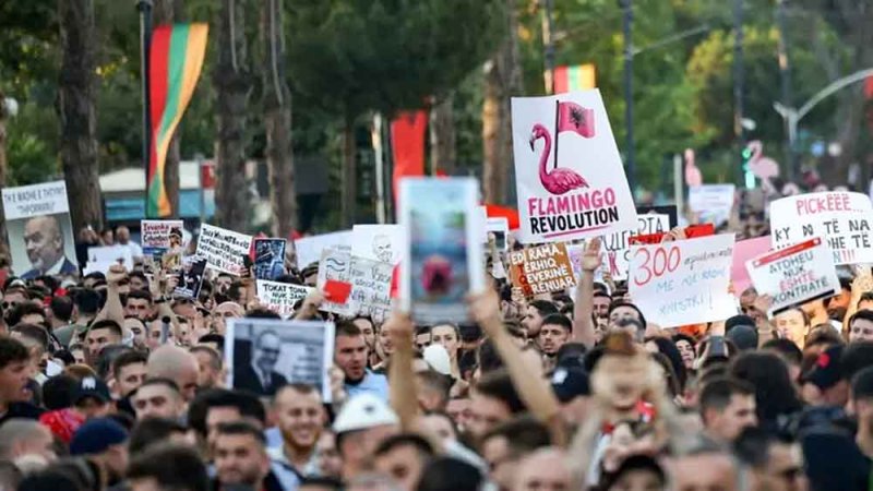 آلاف الألبان يتظاهرون لليوم الـ20 رفضاً لمشروع سياحي مرتبط بعائلة ترامب