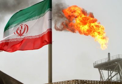إيران تستأنف تحميل النفط من خارك بعد رفع الحصار الأميركي