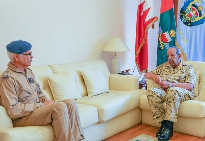 القائد العام لقوة دفاع البحرين يستقبل قائد سلاح الجو الملكي ومساعد قائد الدروع الملكية