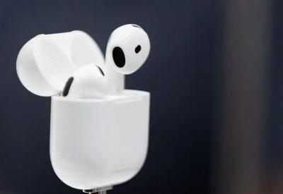 سماعات AirPods لم تقتل الحياة العامة.. بل ساعدت كثيرين على التعايش معها