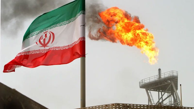 إيران تستأنف تحميل النفط من خارك بعد رفع الحصار الأميركي