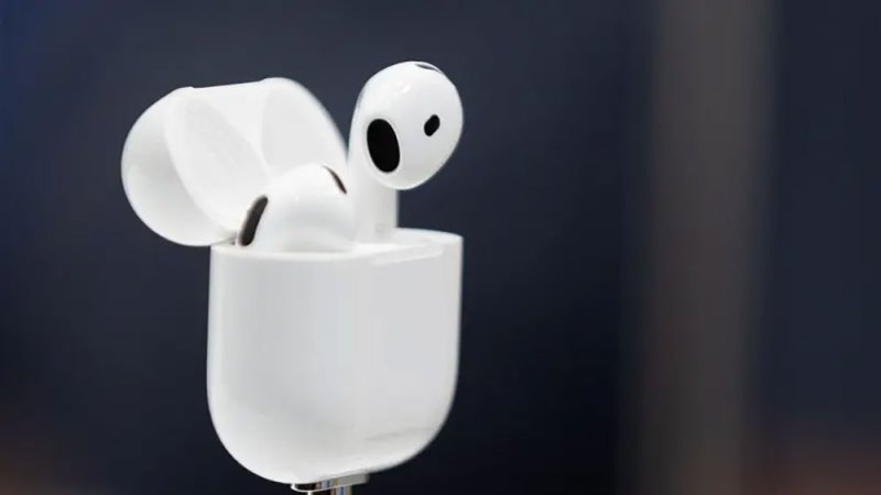 سماعات AirPods لم تقتل الحياة العامة.. بل ساعدت كثيرين على التعايش معها