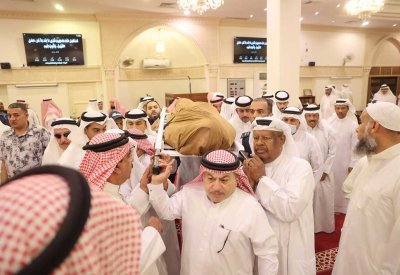 تشييع الشاعر والأديب علي عبدالله خليفة بمقبرة المحرق
