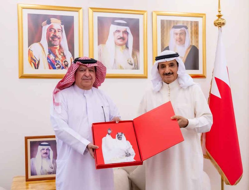 الشيخ سلمان بن عبدالله يتسلم مجلد " عيسى" الوثائقي ويشيد بسيرة وإنجازات الأمير الراحل عيسى بن سلمان