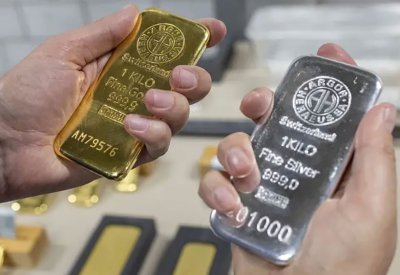 الذهب يفقد بريقه مع تماسك الدولار وتوقعات رفع الفائدة