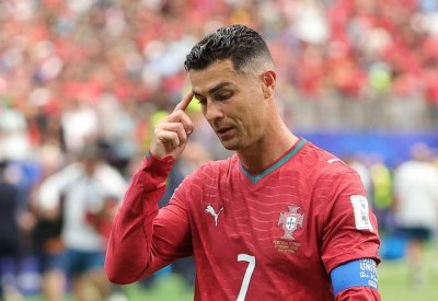 مدرب البرتغال يشعل الأزمة: لا أضمن مشاركة رونالدو أساسياً