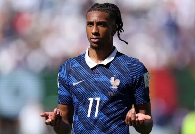 "يتعاطى".. صورة عفوية تورط نجم منتخب فرنسا في كأس العالم