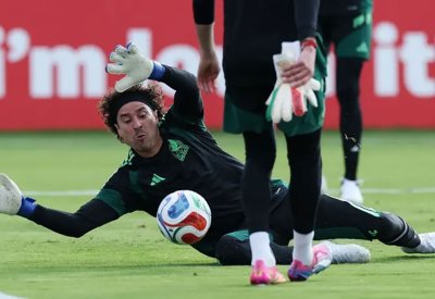 سيعادل ميسي ورونالدو.. لاعبو المكسيك يرفضون مشاركة الأسطورة أوتشوا