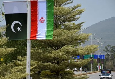 بعد محادثات سويسرا.. بزشكيان يصل باكستان مع عراقجي