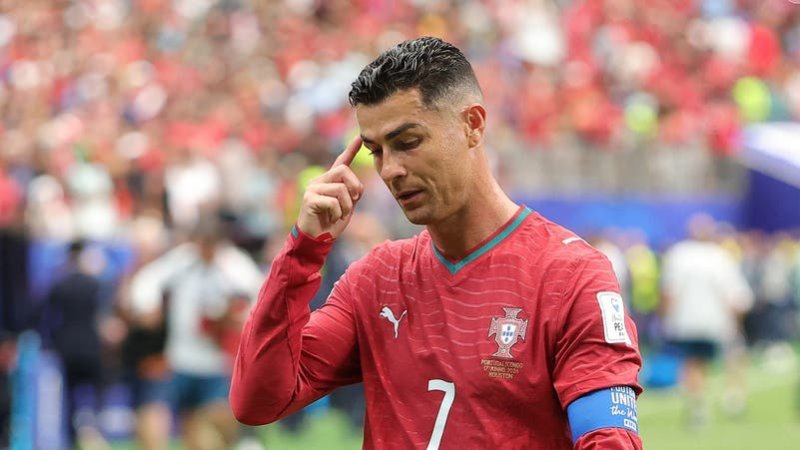 مدرب البرتغال يشعل الأزمة: لا أضمن مشاركة رونالدو أساسياً