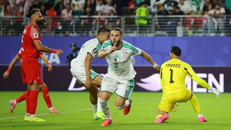 الجزائر تعود بثنائية وتهزم الأردن في كأس العالم
