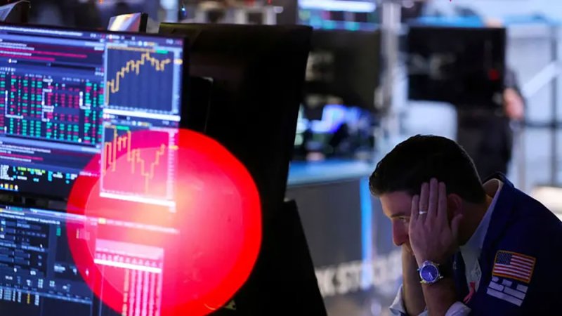 موجة حمراء تجتاح البورصات من وول ستريت إلى طوكيو.. لماذا يبيع المستثمرون؟