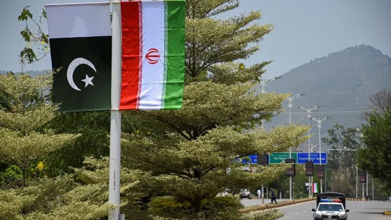 بعد محادثات سويسرا.. بزشكيان يصل باكستان مع عراقجي