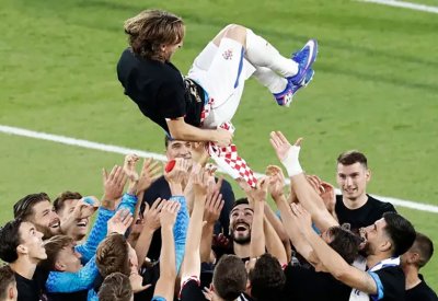 نجم كرواتيا مودريتش يعادل ميسي في إنجاز فريد