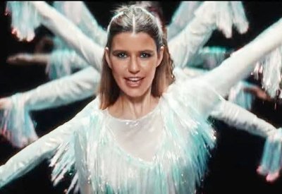بيرين سات تعود إلى الأضواء بألبومها الأول “Exuberance”