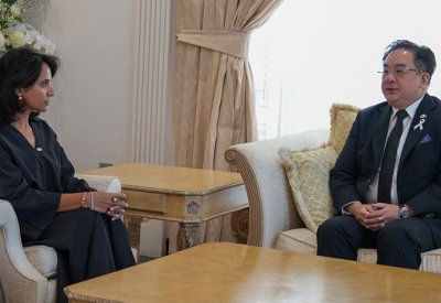 مدير عام أكاديمية محمد بن مبارك آل خليفة للدراسات الدبلوماسية تقدم واجب العزاء في وفاة الابنة الكبرى لملك مملكة تايلند