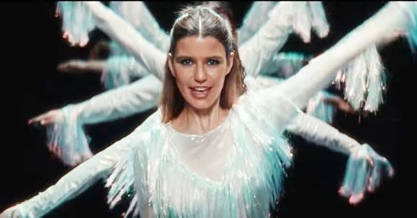 بيرين سات تعود إلى الأضواء بألبومها الأول “Exuberance”