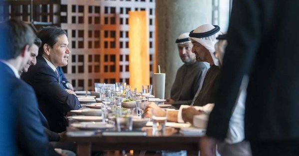 محمد بن زايد يستقبل وزير الخارجية الأميركي