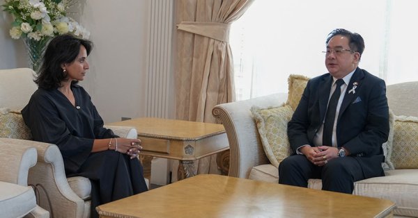 مدير عام أكاديمية محمد بن مبارك آل خليفة للدراسات الدبلوماسية تقدم واجب العزاء في وفاة الابنة الكبرى لملك مملكة تايلند