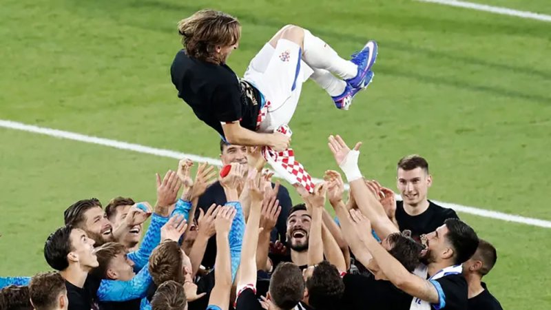 نجم كرواتيا مودريتش يعادل ميسي في إنجاز فريد