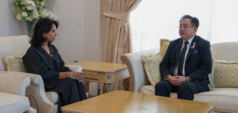 مدير عام أكاديمية محمد بن مبارك آل خليفة للدراسات الدبلوماسية تقدم واجب العزاء في وفاة الابنة الكبرى لملك مملكة تايلند