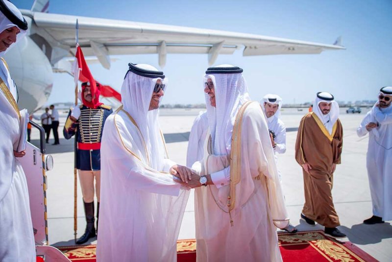 رئيس مجلس الوزراء وزير الخارجية في دولة قطر يصل إلى البلاد