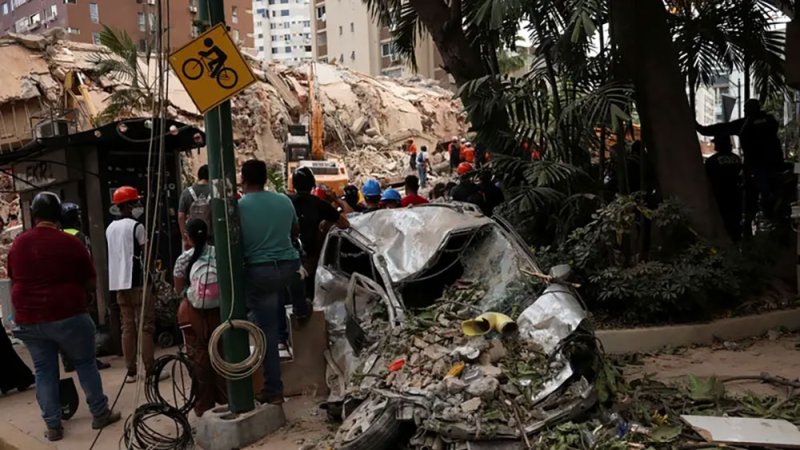 فنزويليون عالقون أحياء تحت الأنقاض بعد زلزالين أوديا بـ 235 شخصا