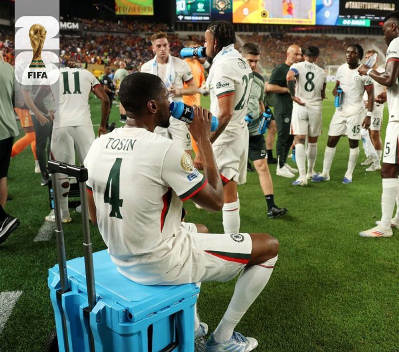 استراحات الترطيب تشعل الجدل في كأس العالم.. حماية للاعبين أم فواصل إعلانية؟