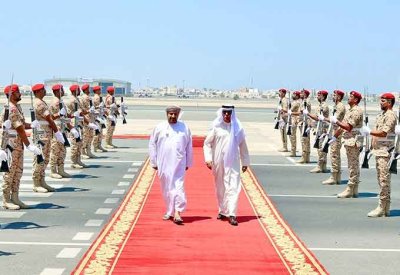 رئيس الأركان يستقبل نظيره العُماني لدى وصوله إلى البحرين
