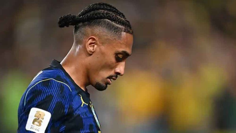 كأس العالم.. رافينيا يعزل نفسه في معسكر البرازيل وسط أزمته المالية