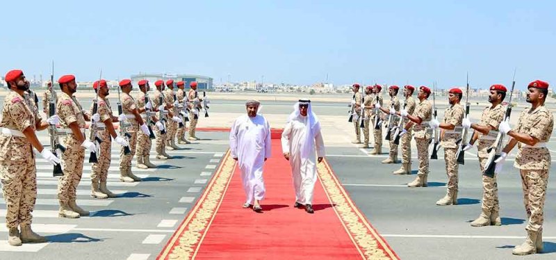 رئيس الأركان يستقبل نظيره العُماني لدى وصوله إلى البحرين